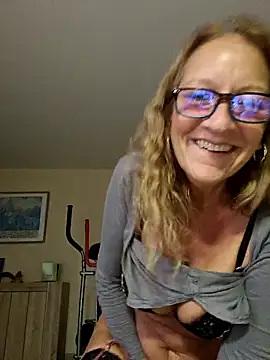 HotWifeLyn68 live sex cam