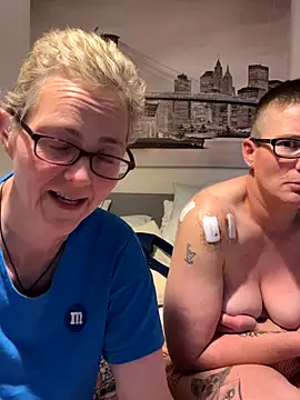 Curvy-Jinx live sex cam