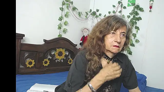 DominaLeona live sex cam