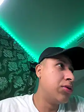 AdrianUquillas live sex cam