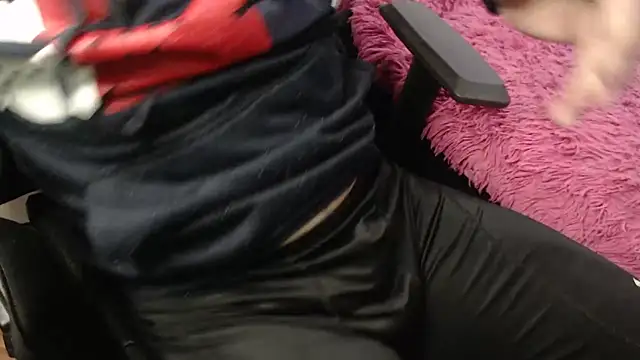 OldManAndGirlishLady live sex cam