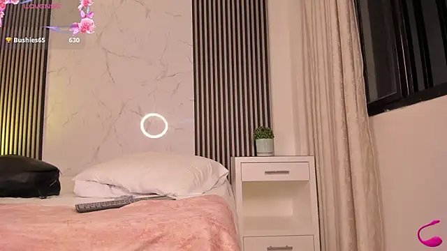 LiaFlowers live sex cam