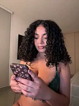 Curlyierr live sex cam