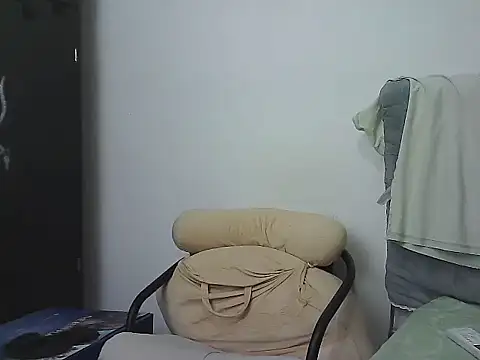 AlphaLatinoBear live sex cam