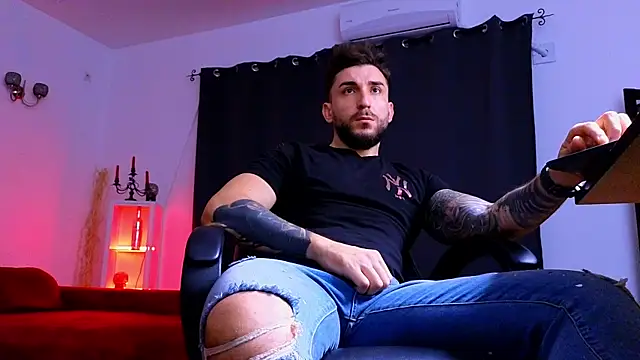 MightyAaron66 live sex cam