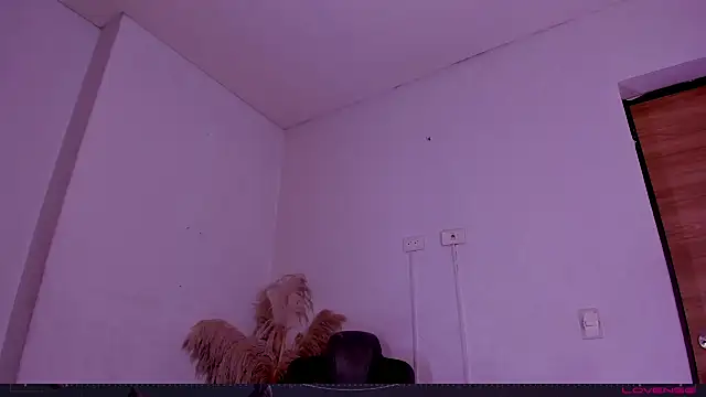 carolinemiller7 live sex cam