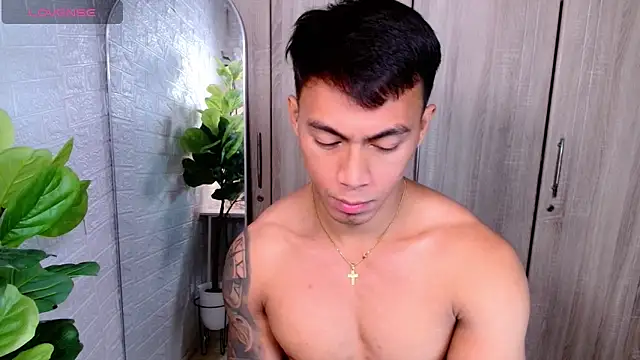 PinooyMilker live sex cam