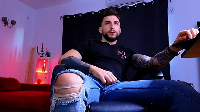 MightyAaron66 live sex cam