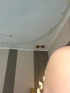 KiraBarlows live sex cam