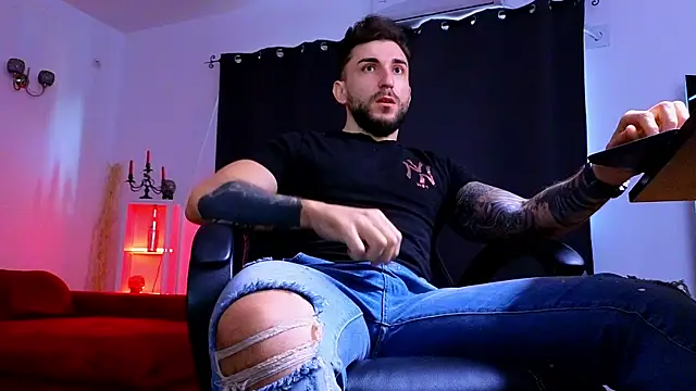 MightyAaron66 live sex cam