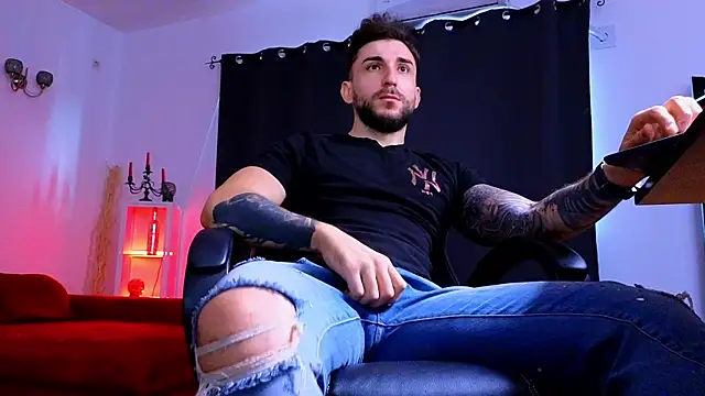 MightyAaron66 live sex cam