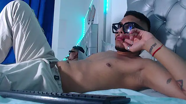 LatinWolfBoy live sex cam