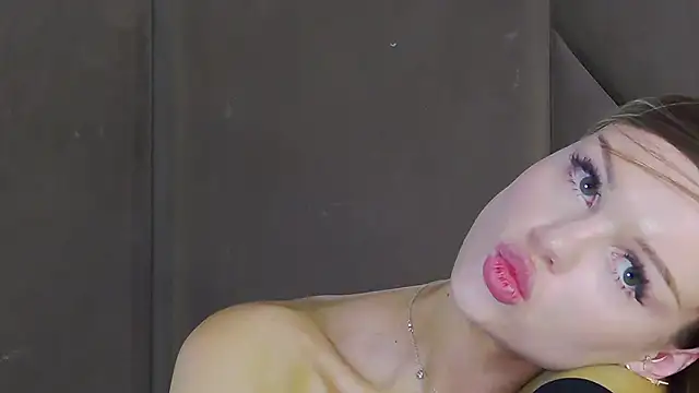 MarilynNova live sex cam