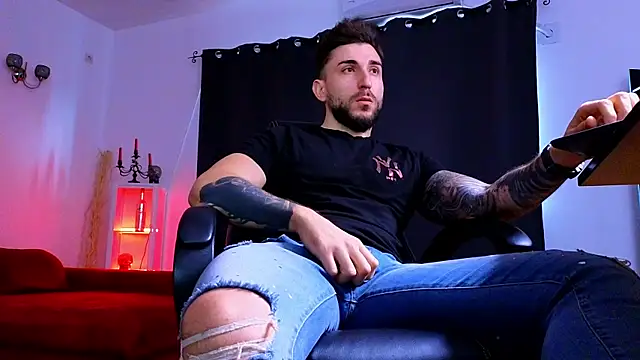 MightyAaron66 live sex cam