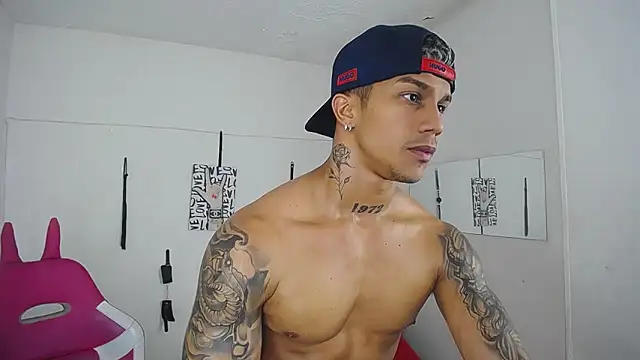 Leonard_Price live sex cam