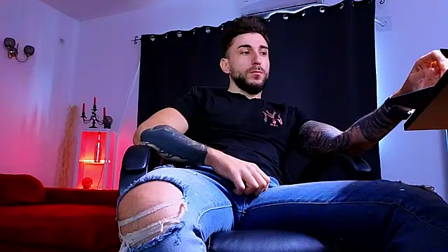 MightyAaron66 live sex cam