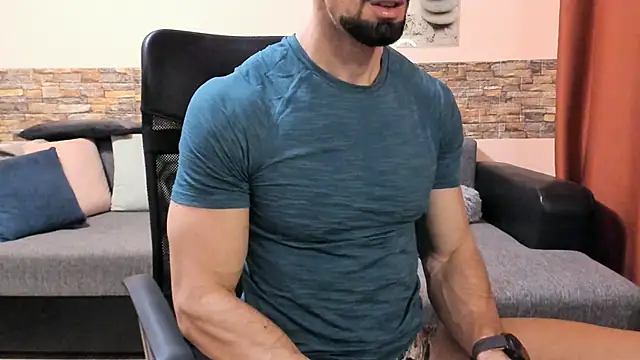 HotHunkTrainer live sex cam