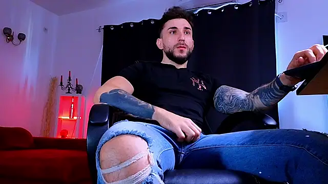 MightyAaron66 live sex cam