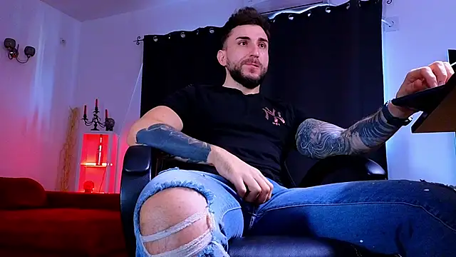 MightyAaron66 live sex cam