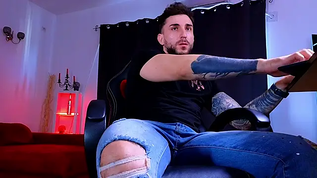 MightyAaron66 live sex cam