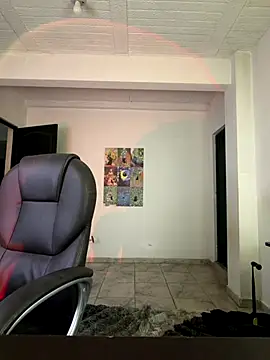 aly_golden_ live sex cam