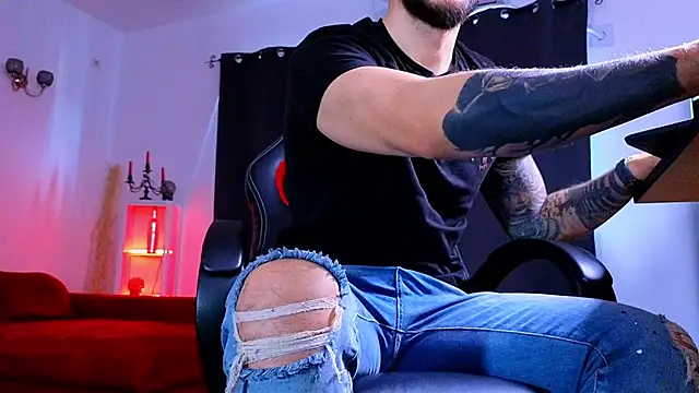 MightyAaron66 live sex cam