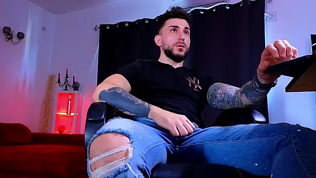 MightyAaron66 live sex cam