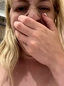 RonnieKiss live sex cam