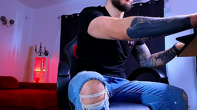 MightyAaron66 live sex cam