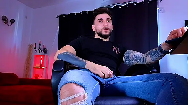 MightyAaron66 live sex cam