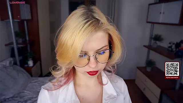 LynetHakes live sex cam