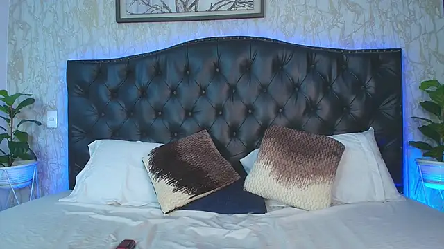 MaxxiCruzz live sex cam