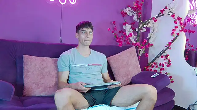 AlessioVitale live sex cam