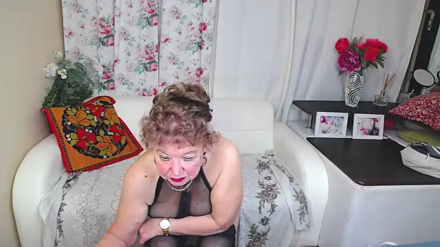 YourHotGranny live sex cam
