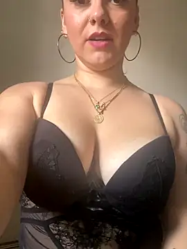 Luccreccia_ live sex cam