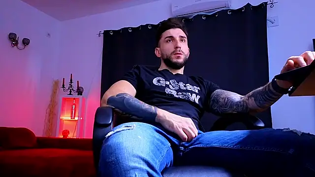 MightyAaron66 live sex cam