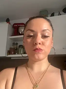 Luccreccia_ live sex cam