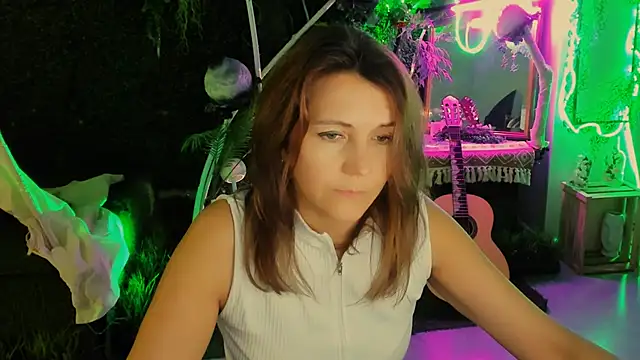 NicoleHitman live sex cam