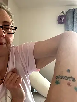 Curvy-Jinx live sex cam