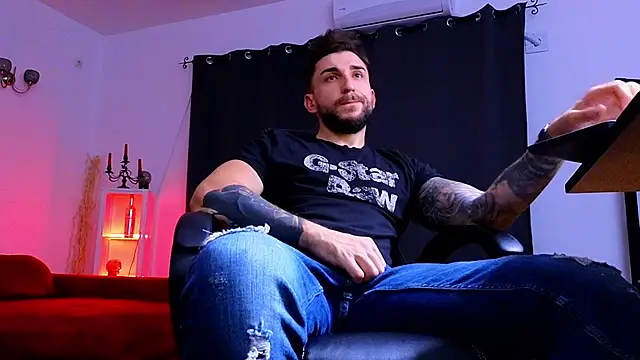 MightyAaron66 live sex cam