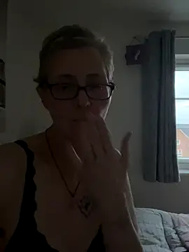 Curvy-Jinx live sex cam