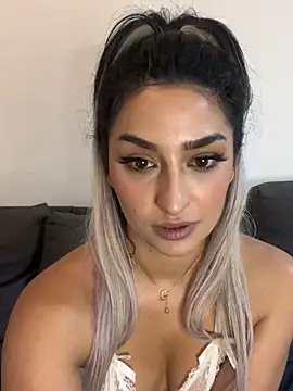 Mia_spicyy live sex cam