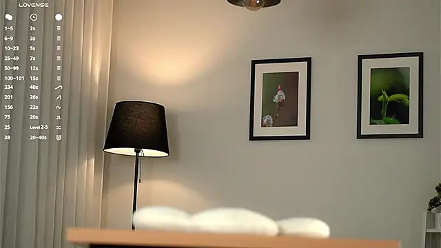 ZitaCring live sex cam