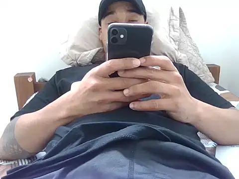 JUNINHOLEKEJR live sex cam