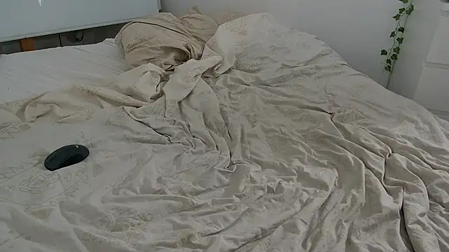 CeriseLapine live sex cam