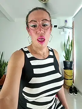 YOURSDEBORA live sex cam