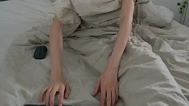 CeriseLapine live sex cam