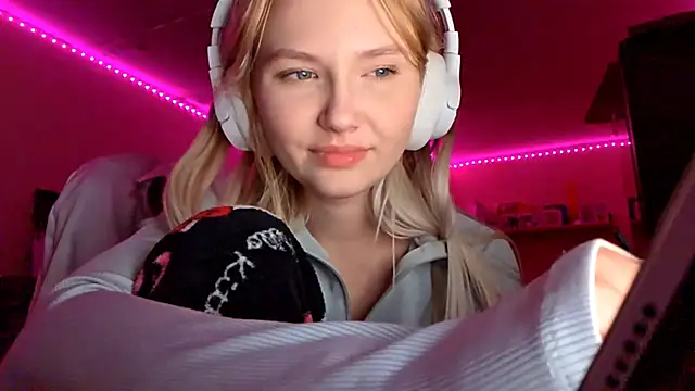 KarinRobertson live sex cam