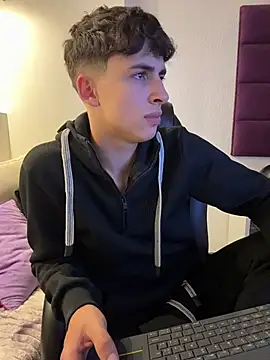 AdrianRinaldi live sex cam