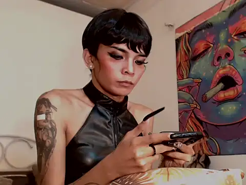 TsLauraLove live sex cam